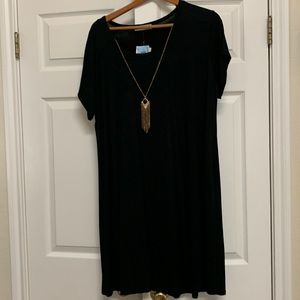 Plus size knee length dress with removable necklace